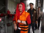 sri-hartini-diperiksa-sebagai-tersangka_20170412_150328.jpg