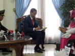 sri-wahyuni-48-atau-yang-akrab-disapa-sule-menyerahkan-hadiah-berupa-ayam_20170514_052825.jpg