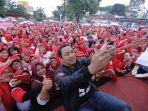Tia Bersama Ribuan Srikandi Setia Jokowi Turun ke Jalan