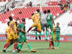 sriwijaya-fc-hamka-hamzah-vs-psms-medan-abdul-rohim_20180217_225651.jpg