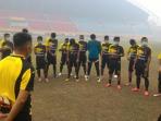 sriwijaya-fc-mengenakan-masker-pada-latihan_20151017_042410.jpg