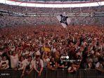 stadion-deutsche-bank-park-di-frankfurt-penuh-sesak-euy.jpg