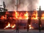 stadion-surajaya-markas-persela-lamongan-menghadapi-lawannya-di-liga-1-indonesia-terbakar_20181012_162114.jpg