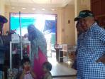 staf-ahli-wapres-mencak-mencak-di-pasar-sentral-malili_20161110_190305.jpg
