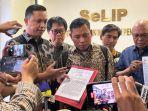 staf-hasto-kristiyanto-kusnadi-ditemani-koordinator-tpdi-petrus-selestinus-dan-ronny-talapessy.jpg