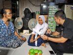staf-jokowi-beri-bantuan-pada-dewi-bocah-penjual-bakpaujpg.jpg
