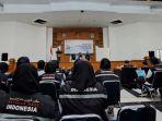 staf-khusus-menteri-agama-wibowo-prasetyo-beri-pengarahan-saat-pelepasan-ppih-di-asrama-haji.jpg