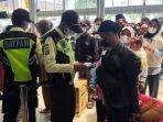 stasiun-pasar-senen-pemudik-antre.jpg