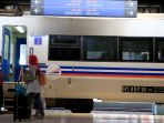 stasiun-semarang-tawang-ajak-penumpang-nikmati-kopi-gratis_20180910_224602.jpg
