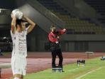 stefano-cugurra-memberikan-instruksi-di-pinggir-lapangan-saat-melawan-pss-sleman-irfan-jaya.jpg