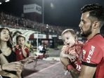 stefano-lilipaly-saat-menggendong-sang-anak_20171010_221304.jpg