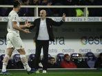 stefano-pioli-kanan-memberi-isyarat-di-sebelah-pemain-depan-ac-milan.jpg