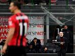 stefano-pioli-memberi-isyarat-selama-pertandingan-lawan-sassuolo.jpg