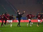stefano-pioli-merayakan-kemenangan-bersama-pemain-ac-milan.jpg