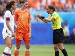 stephanie-frappart-wasit-pertama-wanita-di-laga-piala-super-eropa.jpg
