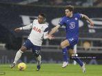 steven-bergwijn-berduel-dengan-marcos-alonso.jpg