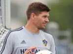 steven-gerrard-pegangbolamiringg_20150914_150941.jpg
