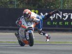 steven-odendaal-melakukan-aksi-penyelamatan-di-fp3-motogp-ceko-2019.jpg