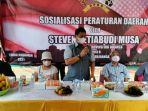 steven-setiabudi-musa-berdiri-menggelar-sosialisasi-peraturan-daerah.jpg