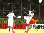 stiker-persib-bandung-ezechiel-n-douassel-berebut-bola.jpg