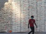stok-beras-di-gudang-bulog-batam_20151022_130212.jpg