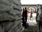 stok-beras-di-gudang-bulog-sumut_20180309_201947.jpg