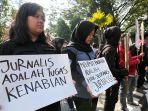stop-kekerasan-terhadap-jurnalis-warga-di-mapolrestabes-bandung_20180413_194541.jpg