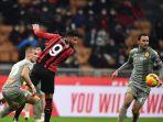 striker-ac-milan-olivier-giroud-sedang-berusaha-menyundul-bola-ke-gawang-genoa.jpg