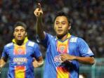 striker-arema-cronus-samsul-arif_20141126_110206.jpg