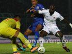striker-arema-fc-dedik-setiawan-berebut-bola-dengan-bek-kalteng-putra-fc-onorionde-kughegbe.jpg