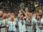 striker-argentina-lionel-messi-mengangkat-trofi-finalssima.jpg