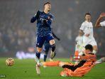 striker-arsenal-asal-brasil-gabriel-martinelli-kiri-melompat-melewati-hadangan-kiper-leeds-united.jpg