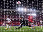 striker-arsenal-prancis-alexandre-lacazette-kiri-mencetak-gol-ke-gawang-liverpool.jpg