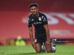 striker-aston-villa-asal-inggris-ollie-watkins-bereaksi-setelah-melewatkan-kesempatan.jpg