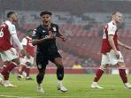 striker-aston-villa-ollie-watkins-tengah-merayakan-gol-kedua-timnya-melawan-arsenal.jpg
