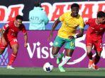 striker-australia-mohamed-toure-19-melewati-kejaran-bek-timnas-u23-indonesia.jpg