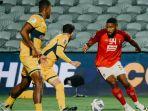 striker-bali-united-jefferson-dikawal-dua-pemain.jpg