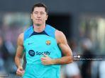 striker-barcelona-robert-lewandowski-melakukan-pemanasan.jpg