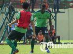 striker-baru-persebaya-amido-balde-coba-melewati-pemain-junior-persebaya.jpg