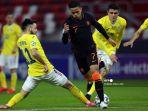 striker-belanda-justin-kluivert-kanan-dan-pemain-rumania-andrei-ciobanu.jpg