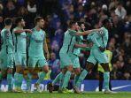 striker-brighton-inggris-danny-welbeck-kanan-merayakan-dengan-rekan-satu-timnya.jpg