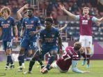 striker-burnley-ceko-matej-vydra-kanan-turun-di-dalam-kotak.jpg