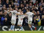 striker-burnley-ceko-matej-vydra-tengah-merayakan-dengan-rekan-satu-timnya.jpg