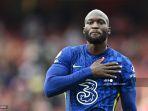 striker-chelsea-asal-belgia-romelu-lukaku-memberi-isyarat-kepada-para-pendukung.jpg