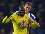striker-chelsea-belgia-romelu-lukaku-kiri-bersaing-dengan-bek-brighton.jpg