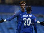 striker-chelsea-inggris-tammy-abraham-kiri-merayakan-dengan-callum-hudson-odoi.jpg