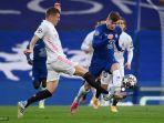 striker-chelsea-timo-werner-kanan-berlari-melewati-gelandang-real-madrid-toni-kroos.jpg
