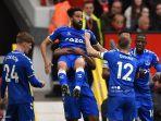 striker-everton-andros-townsend-tengah-merayakan-mencetak-gol-pertama-lawan-mu.jpg