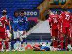 striker-everton-brazil-richarlison-cedera-di-lapangan-saat-lawan-liverpool.jpg