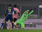 striker-hellas-verona-andrea-favilli-saat-cetak-gol-ke-gawang-juventus.jpg